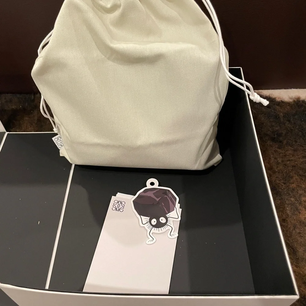 Loewe X Spirited Away Aogaeru Flamenco Frog Clutch - Picture 3 of 8